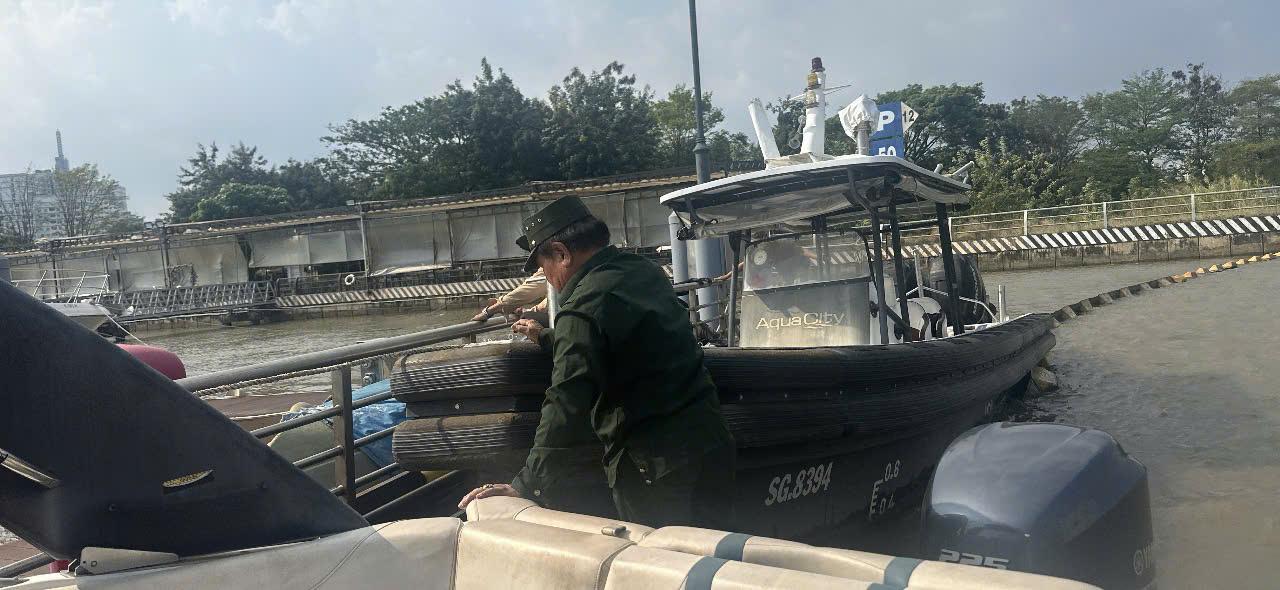 Thực hiện kéo tàu từ bến Bình Khánh By Night về xưởng để sửa chữa, phục hồi động cơ, thi công sơn chống hà.