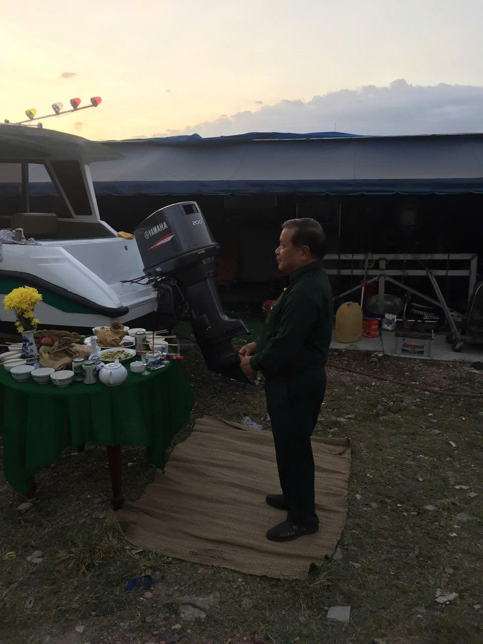 Hoàn tất thủ tục bàn giao cano, hạ thủy cho khách hàng.