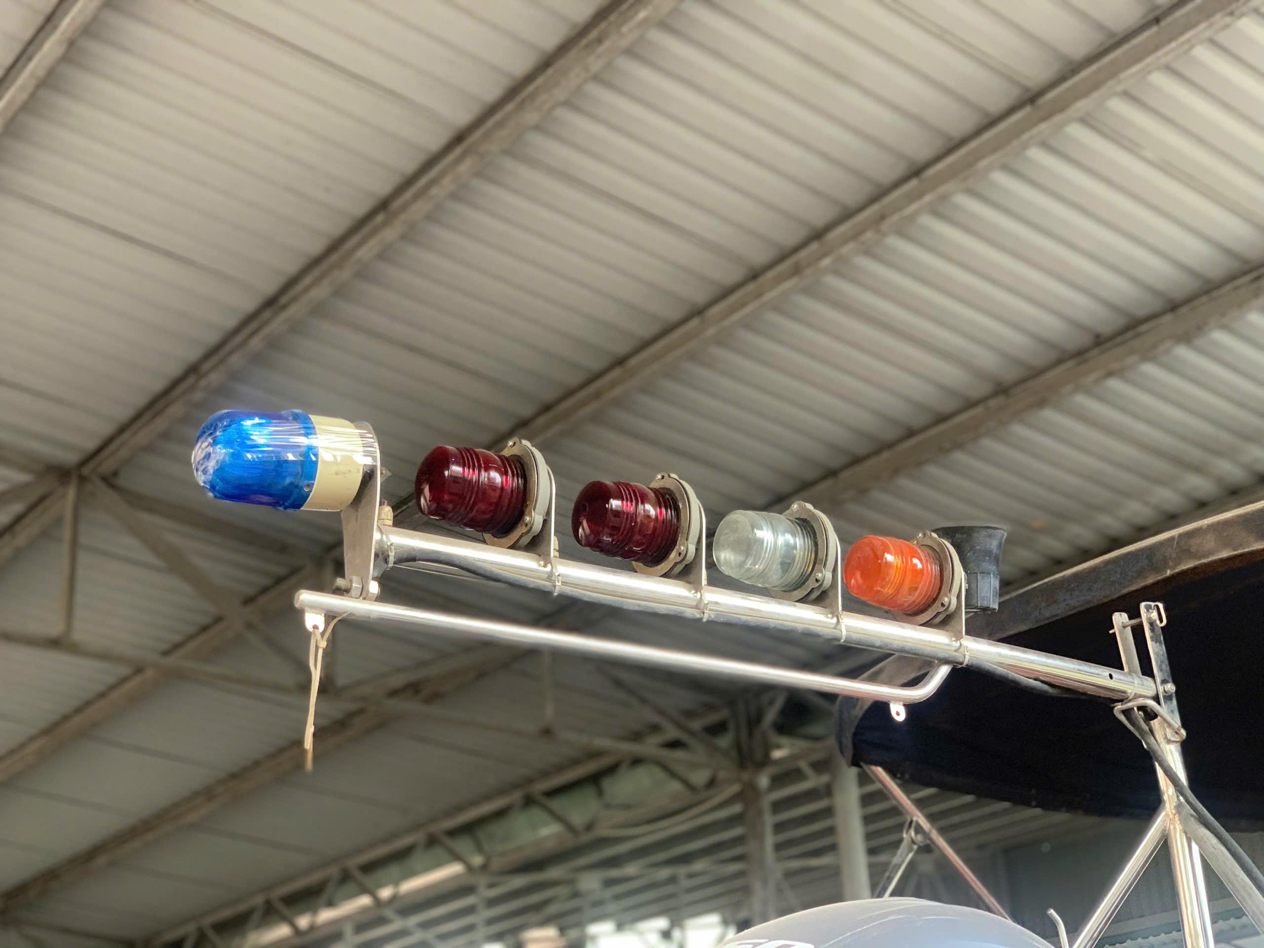 Quy trình làm cột đèn tín hiệu trên ca nô chuẩn đăng kiểm – Giải pháp an toàn từ Công ty TNHH Thương mại Dịch vụ Du lịch Biển Việt Nam