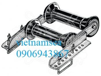 Brackets, with large rear roller for keel